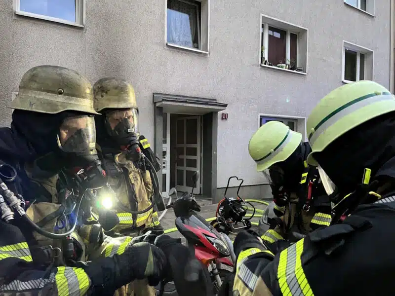 Atemschutztrupps im Einsatz: Der Kellerbrand in Essen-Altendorf war für die Einsatzkräfte aufgrund des starken Rauchs und der hohen Temperaturen extrem strapazierend. Foto: Feuerwehr Essen