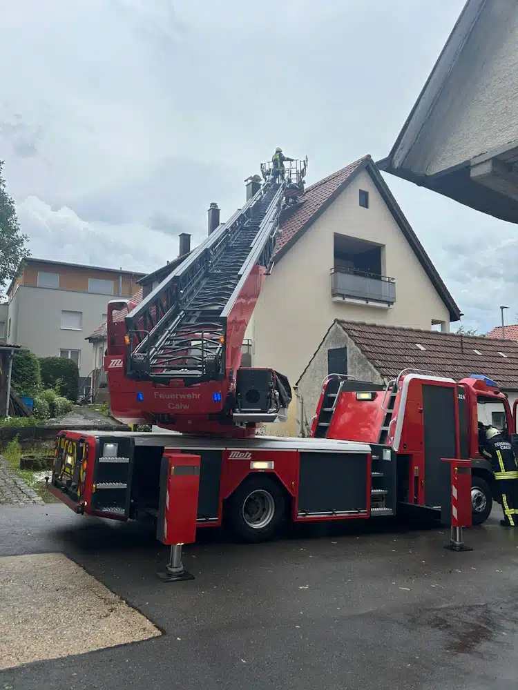 Überlandhilfe: Zerstörte Dachziegel in Möttlingen werden über die Drehleiter der Calwer Feuerwehr ersetzt. Foto: Feuerwehr T. Bäuerle 