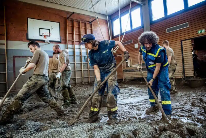 Auch öffentliche Gebäude betroffen: Kräfte von Bundeswehr und THW beseitigen den Schlamm aus der Turnhalle der Don-Bosco-Schule in Bad Neuenahr. Foto: THW/Team TLTG-Nicole Endres-1984