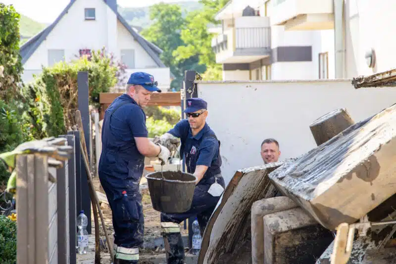 Viele Schäden: Aus zahlreichen Gebäuden muss der gesamte Hausrat aus den Kellern und den unteren Geschossen entsorgt werden. Foto: KBI Aschaffenburg