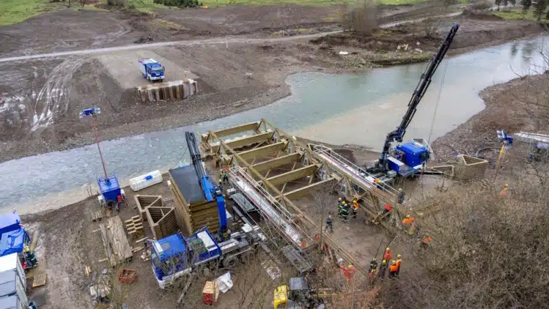 Zerstörte Infrastruktur: Die Brückenbau-Einheiten des THW bauten monatelang eine Behelfsbrücke nach der anderen im Ahrtal. Foto: THW/Hannig