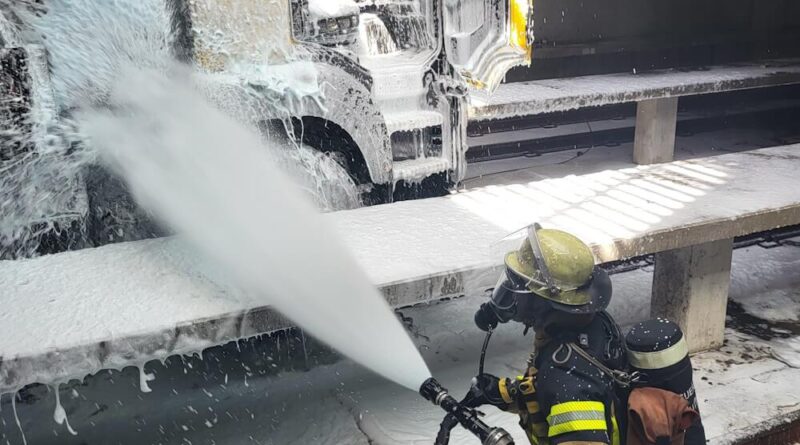 Massiver Schaumeinsatz: Damit war der Lkw-Brand schnell unter Kontrolle.