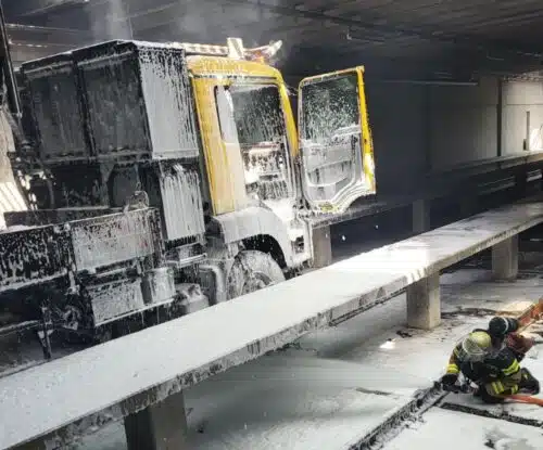 Gefahr gebannt: Der Lkw brannte zwar fast vollständig aus, das Gebäude konnte aber gerettet werden. 