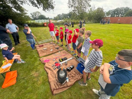 Kinderfeuerwehr vor feuerwehrtechnischem Gerät