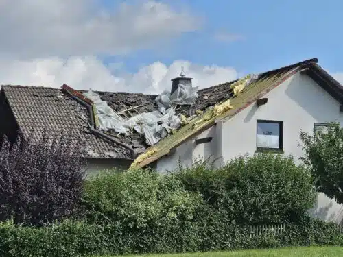 Durch Sturm zerstörtes Dach