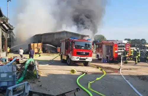 Feuerwehrfahrzeuge vor dem Großbrand