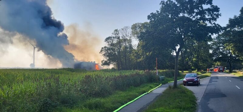 Enorme Rauchsäule: Auf der Fahrt zum Einsatzort sahen die Feuerwehrkräfte schon aus weiter Entfernung die Einsatzstelle.