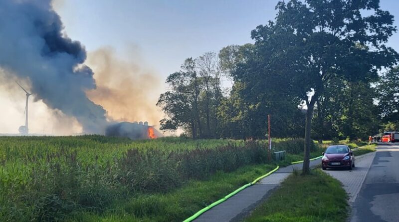 Enorme Rauchsäule: Auf der Fahrt zum Einsatzort sahen die Feuerwehrkräfte schon aus weiter Entfernung die Einsatzstelle.