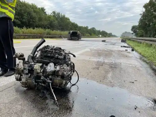 Über die Fahrbahn geschleudert: Der Motorblock eines Unfallwagens flog 200 m weit.