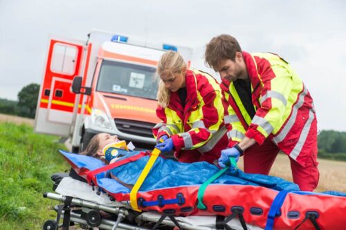 Rettungsdienstpersonal versorgt eine Patientin