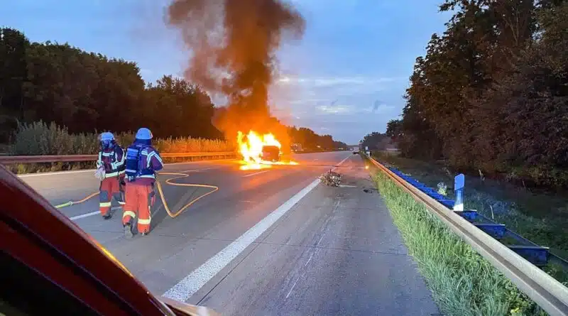 In Vollbrand: Einer der insgesamt fünf am Unfall beteiligten Pkw.