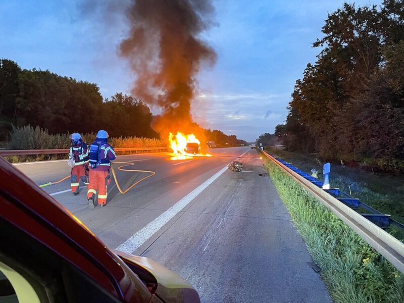 In Vollbrand: Einer der insgesamt fünf am Unfall beteiligten Pkw.