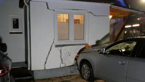 Nach der Unfallfahrt steht der Audi an der Hauswand.