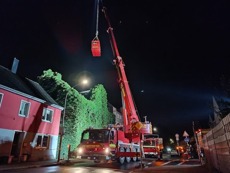 Der Kran stammte von der Spezialeinheit Bergung. Foto: Feuerwehr Dortmund