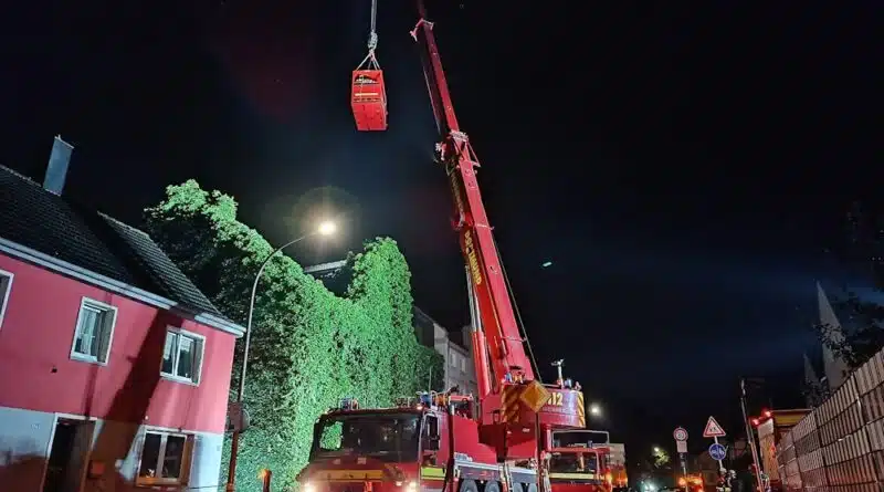 Der Kran stammte von der Spezialeinheit Bergung. Foto: Feuerwehr Dortmund