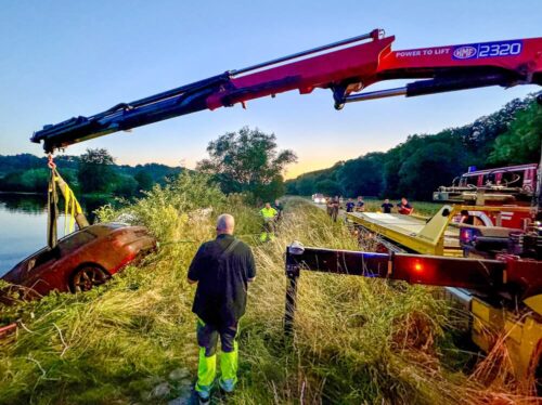 Auto wird aus dem Fluss geborgen