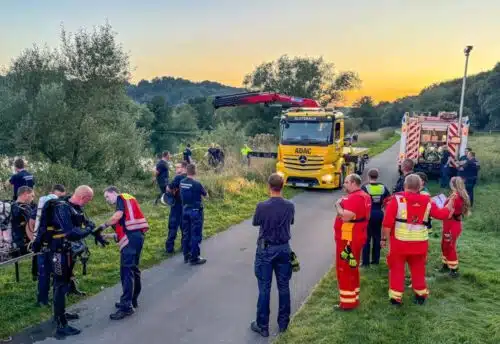 Einsatzkräfte von Polizei, DLRG und Feuerwehr vor Ort.