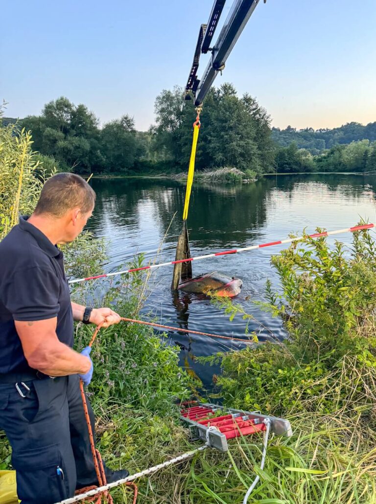 Feuerwehrmann bei der Bergung