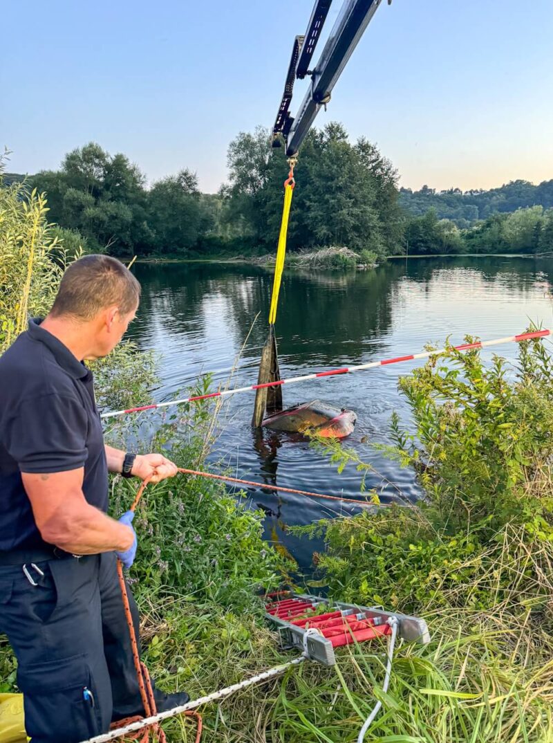 Feuerwehrmann bei der Bergung