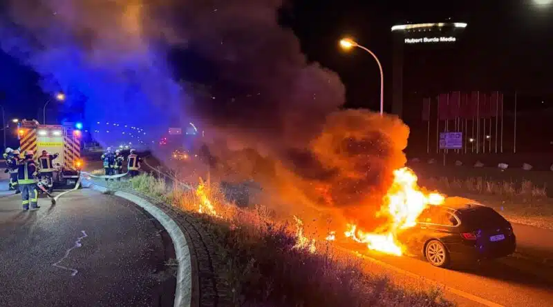 Zerstörerische Flammen schlagen aus der Motorhaube