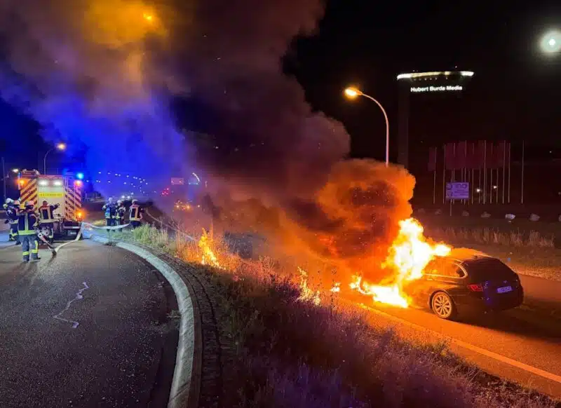 Zerstörerische Flammen schlagen aus der Motorhaube