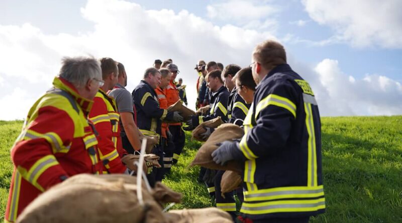 Einsatzkräfte bei der Deichverteidigung