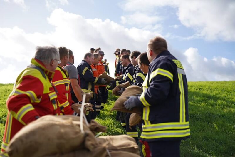 Einsatzkräfte bei der Deichverteidigung