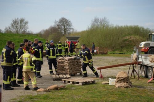 Bestandteile der Ausbildung: Sandsackfüllung und Palettierung. Foto: Carsten Schmidt