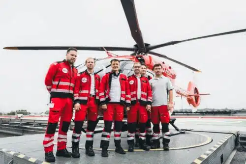 Crew vor dem Hubschrauber