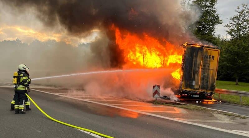 Bei Eintreffen der Einsatzkräfte brennt das Fahrzeug bereits in voller Ausdehnung. Foto: Feuerwehr Sprockhövel