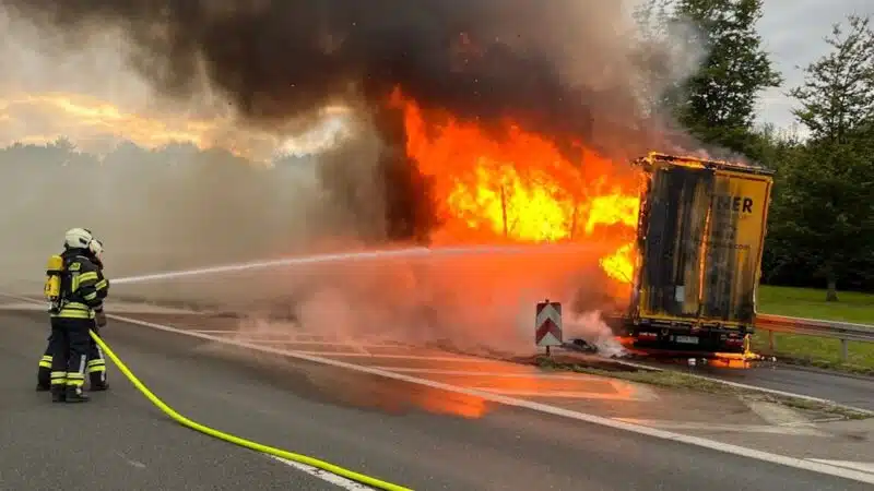 Bei Eintreffen der Einsatzkräfte brennt das Fahrzeug bereits in voller Ausdehnung. Foto: Feuerwehr Sprockhövel