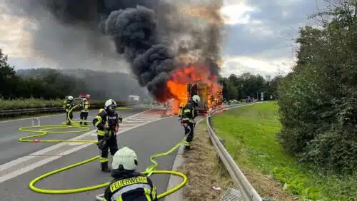 Starker Rauch beim Lkw-Brand