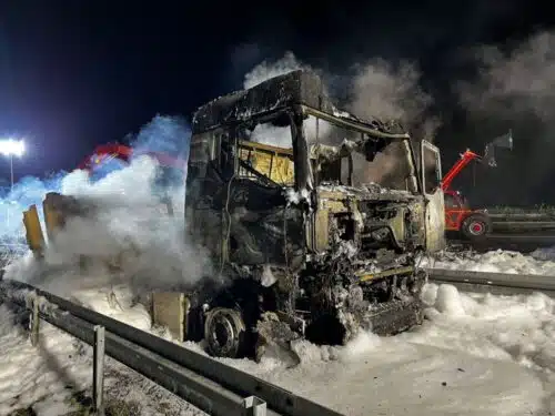 Vollständig ausgebrannt: Die Fahrerkabine des Lkw. Der Fahrzeugführer blieb zum Glück unverletzt. Foto: Feuerwehr Sprockhövel