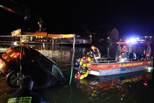 Einsatzkräfte auf dem Main: Ein Feuerwehrboot sichert die Einsatzstelle vom Wasser aus ab.