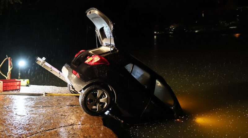 In den Main gerollt: Der Fahrer dieses Opels hatte das Ende der Zufahrtsstraße zum Anleger in der Dunkelheit nicht erkannt. Foto: Ralf Hettler