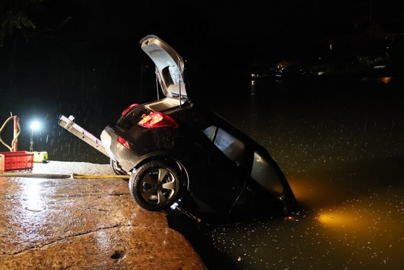 In den Main gerollt: Der Fahrer dieses Opels hatte das Ende der Zufahrtsstraße zum Anleger in der Dunkelheit nicht erkannt. Foto: Ralf Hettler