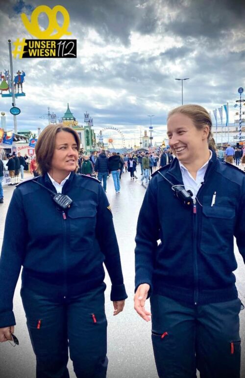 Zwei Feuerwehr-Beamtinnen begehen das Wiesn-Gelände