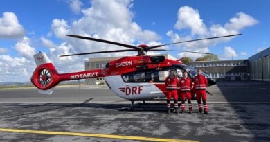 Einsatzbereit steht die Besatzung vor Christoph Dortmund. Foto: DRF Luftrettung