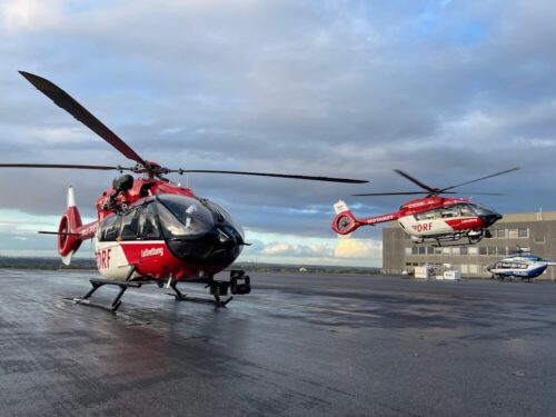 Ankunft am Flughafen: Der Fünfblattrotor der neuen Maschine vom Typ H145 sorgt für ruhigeres Flugverhalten. Foto: DRF Luftrettung