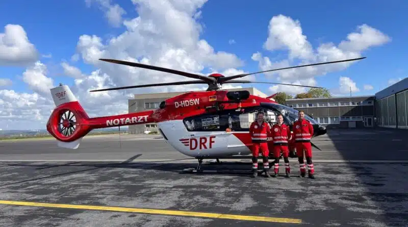 Einsatzbereit steht die Besatzung vor Christoph Dortmund. Foto: DRF Luftrettung