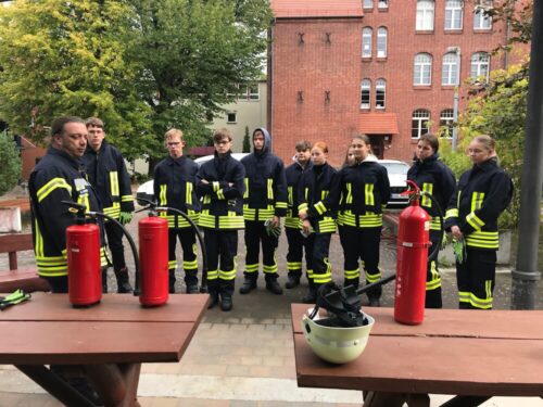 „Feuerwehr macht Schule“: Die Teilnehmenden des Wahlpflichtunterrichts zusammen mit Christian Ohm. Foto: Cindy Ohm