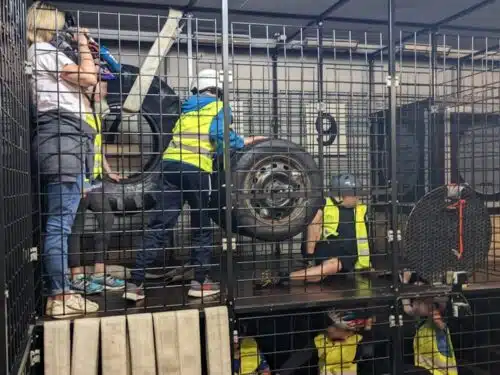 Wie die Großen: Der Gang durch die Atemschutzstrecke ist ein echtes Highlight. Vorsicht: Hier gilt Helmpflicht!