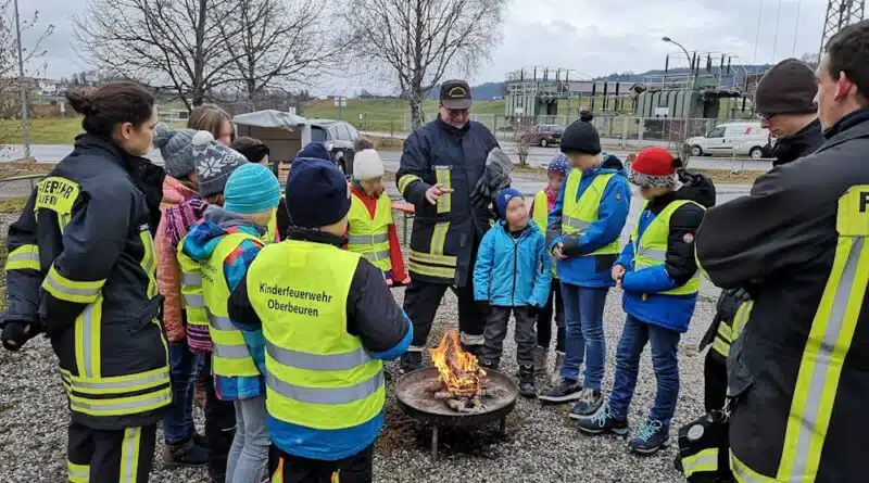 Feuer kennenlernen: Bei der Kinderfeuerwehr sind zumindest vorsichtige Annäherungen an Flammen und Rauch denkbar.