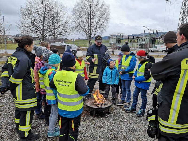 Feuer kennenlernen: Bei der Kinderfeuerwehr sind zumindest vorsichtige Annäherungen an Flammen und Rauch denkbar.