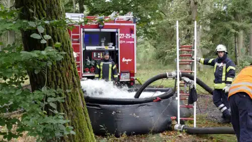 Bei der Waldbrandübung gehörte eine aufwändige Wasserversorgung zum Übungsszenario.Foto: Domenik Schulz