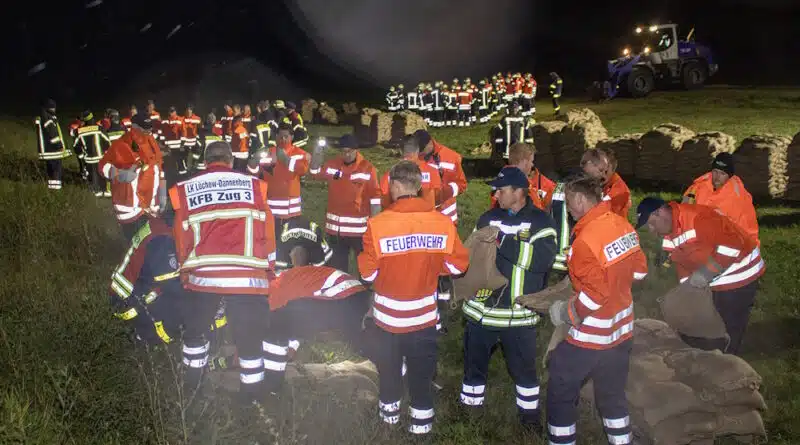 Bei Dauerregen (und somit unter realitätsnahen Bedingungen) übte die Kreisfeuerwehrbereitschaft in Lüchow-Dannenberg. Foto: Florian Schulz