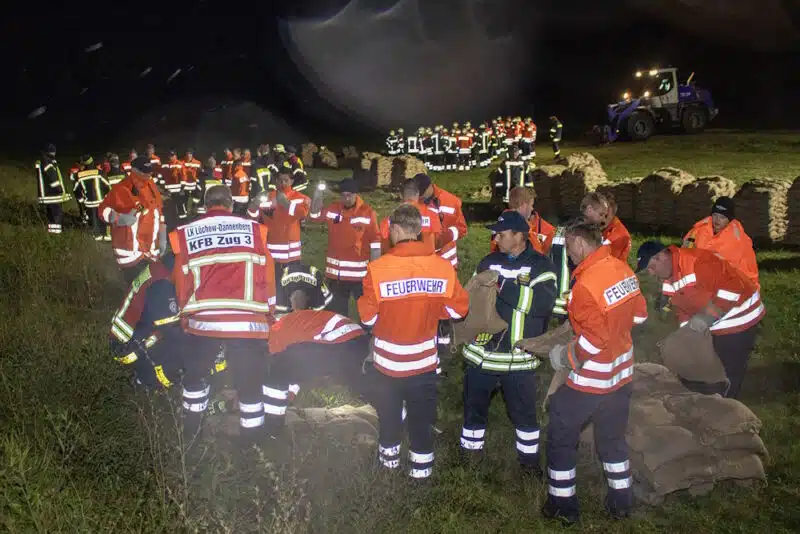 Bei Dauerregen (und somit unter realitätsnahen Bedingungen) übte die Kreisfeuerwehrbereitschaft in Lüchow-Dannenberg. Foto: Florian Schulz