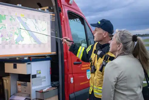 Andreas Meyer (l.), Gemeindebrandmeister der Samtgemeinde Elbtalaue, verschafft Landrätin Dagmar Schulz ein Bild von der Lage. Foto: Florian Schulz