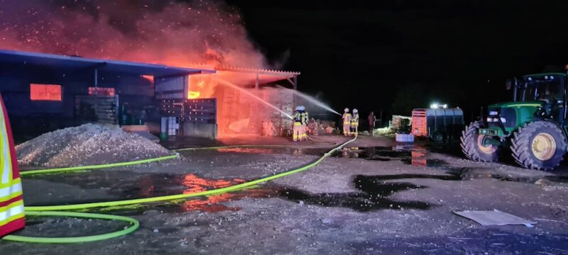 Innerhalb rund einer Stunde gelang es den Feuerwehrkräften, die Flammen deutlich niederzuschlagen. Foto: Fw Grevenbroich