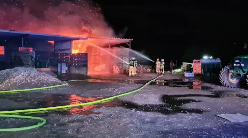 Innerhalb rund einer Stunde gelang es den Feuerwehrkräften, die Flammen deutlich niederzuschlagen. Foto: Fw Grevenbroich